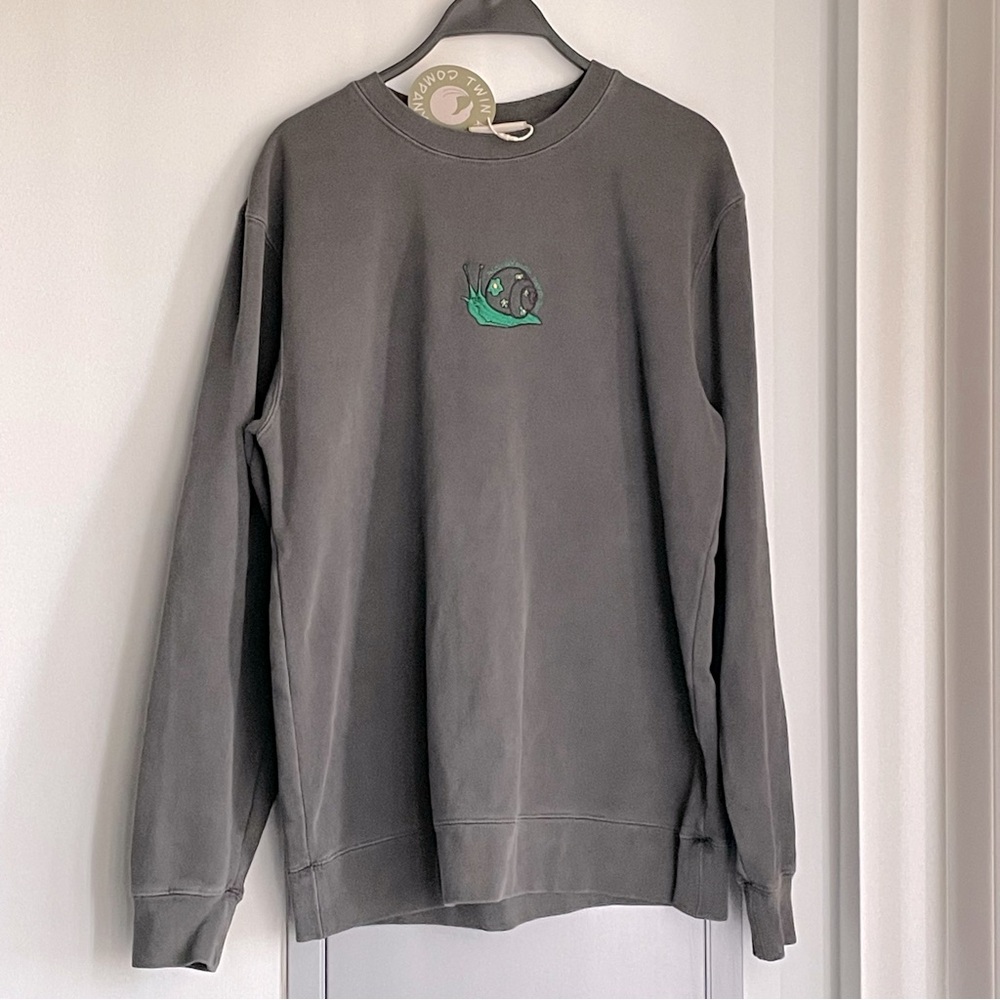 💗 NWT Twin Raven Co Charcoal Retro Snail Crewneck Sweatshirt - Unisex Sizing